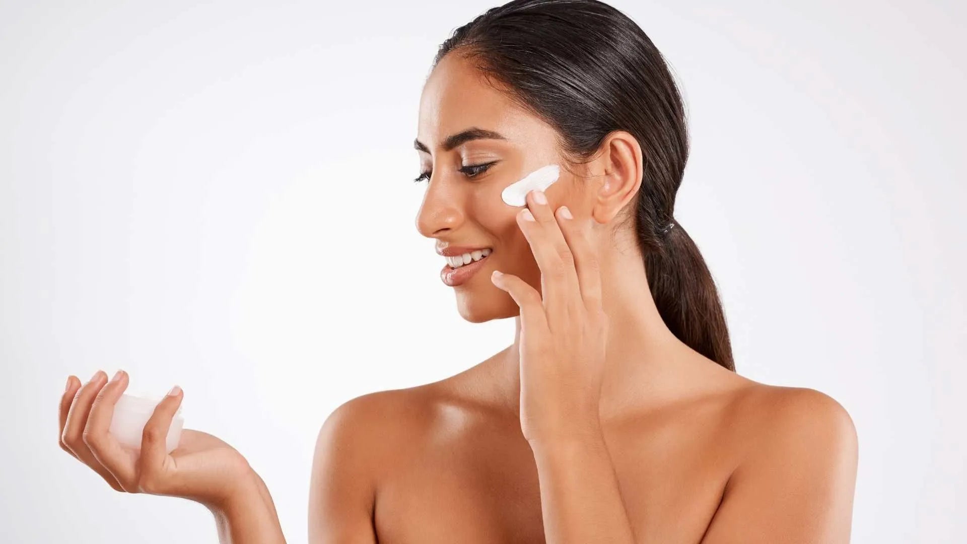 Skincare Dilemma: Moisturizer or Sunscreen - Which Should be Applied First?